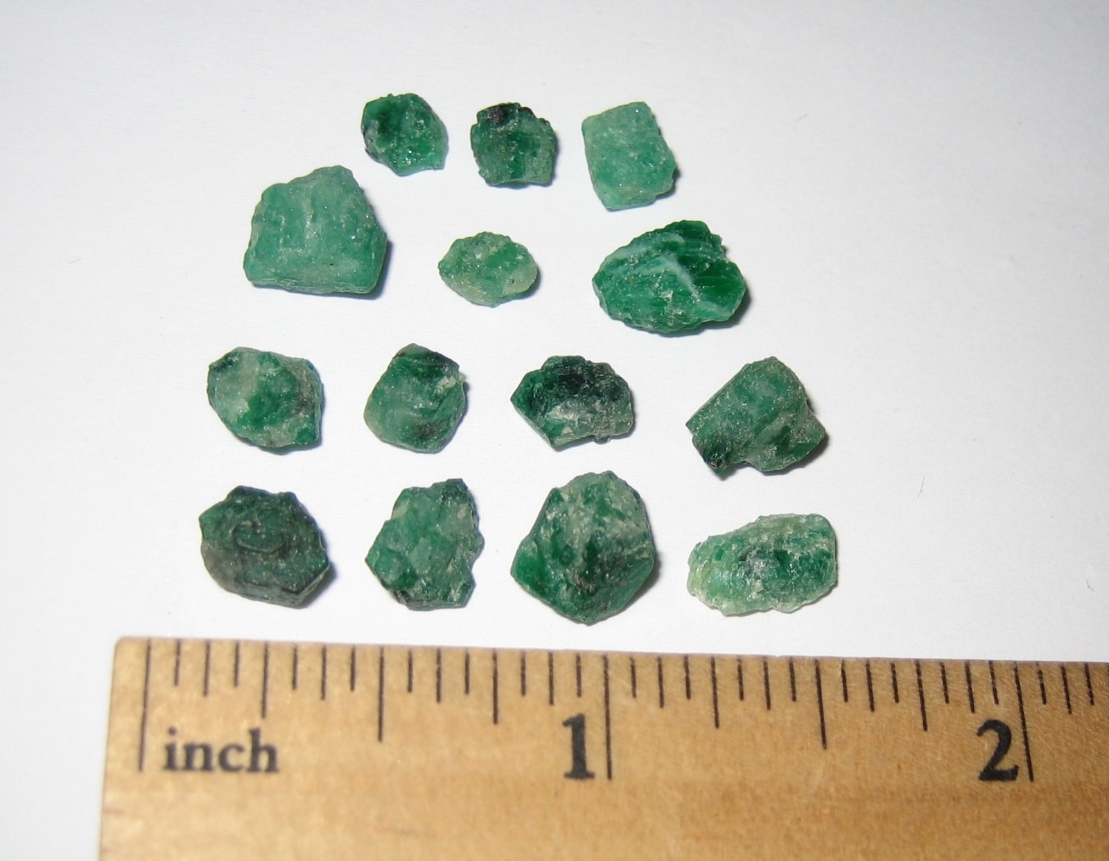 14 SMALL NATURAL ROUGH 0.2″- 0.3″ EMERALD GREEN BERYL CRYSTALS COLOMBIA ~ 5g *1