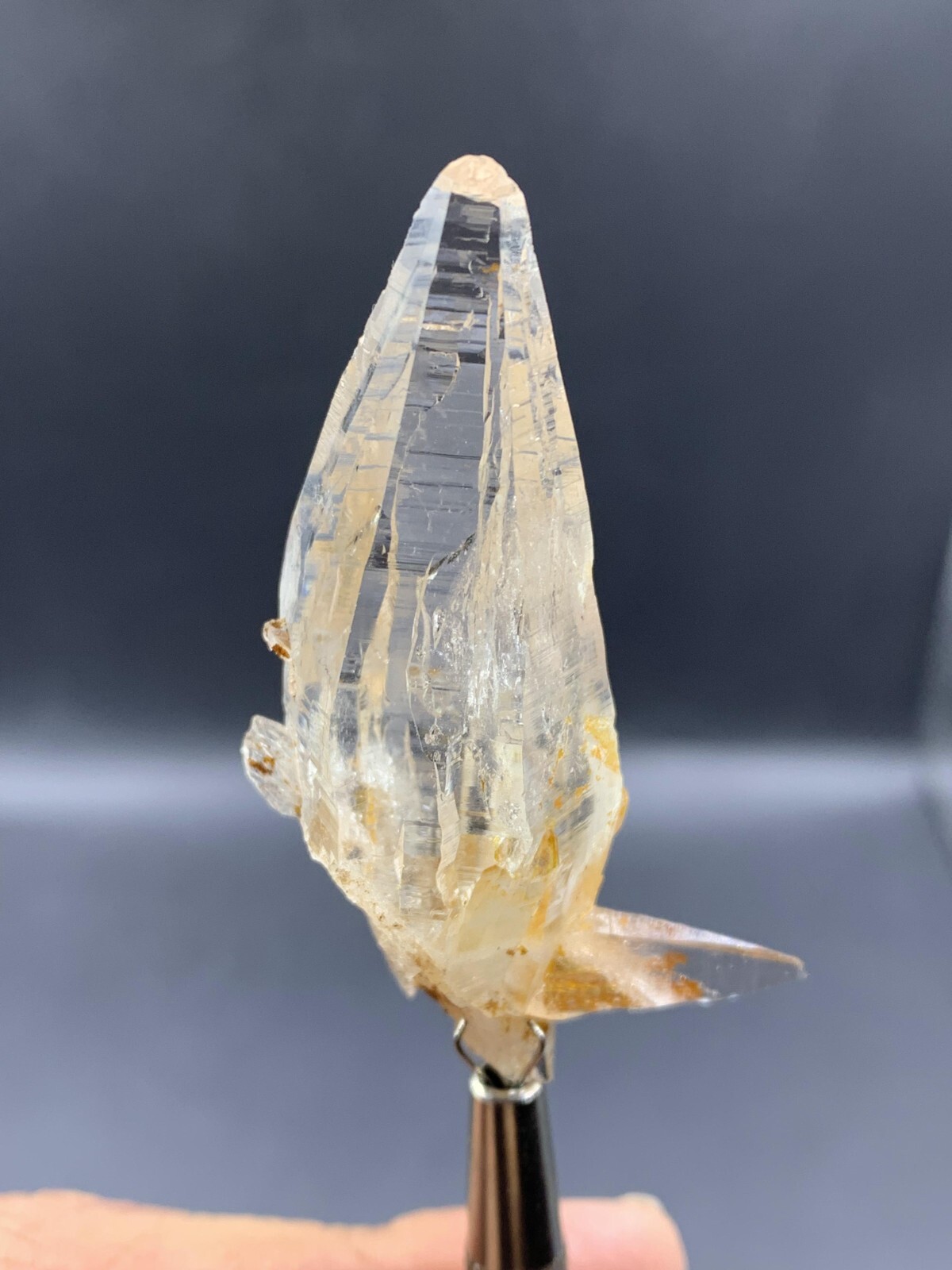 clear quartz crystal from Hashopi Pakistan. weight 20 grams, size 5.5*3*1.5 cm