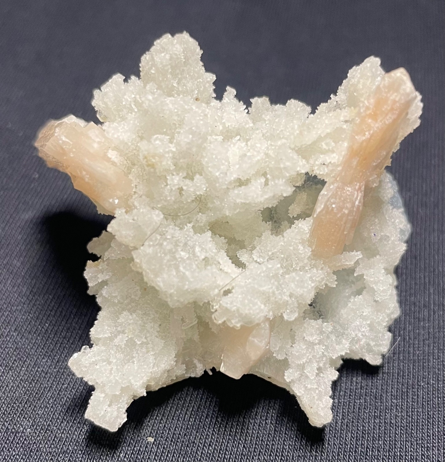 Natural stilbite in lustrous arogonite crystal mineral stone 43 gr 4.45.5×4 cm