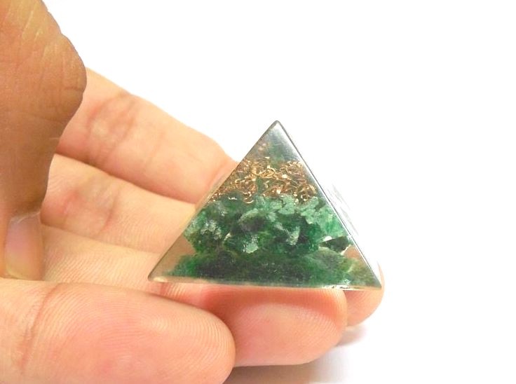 Green Aventurine Healing Throat Chakra Orgone 25mm Pocket Energy Pyramid