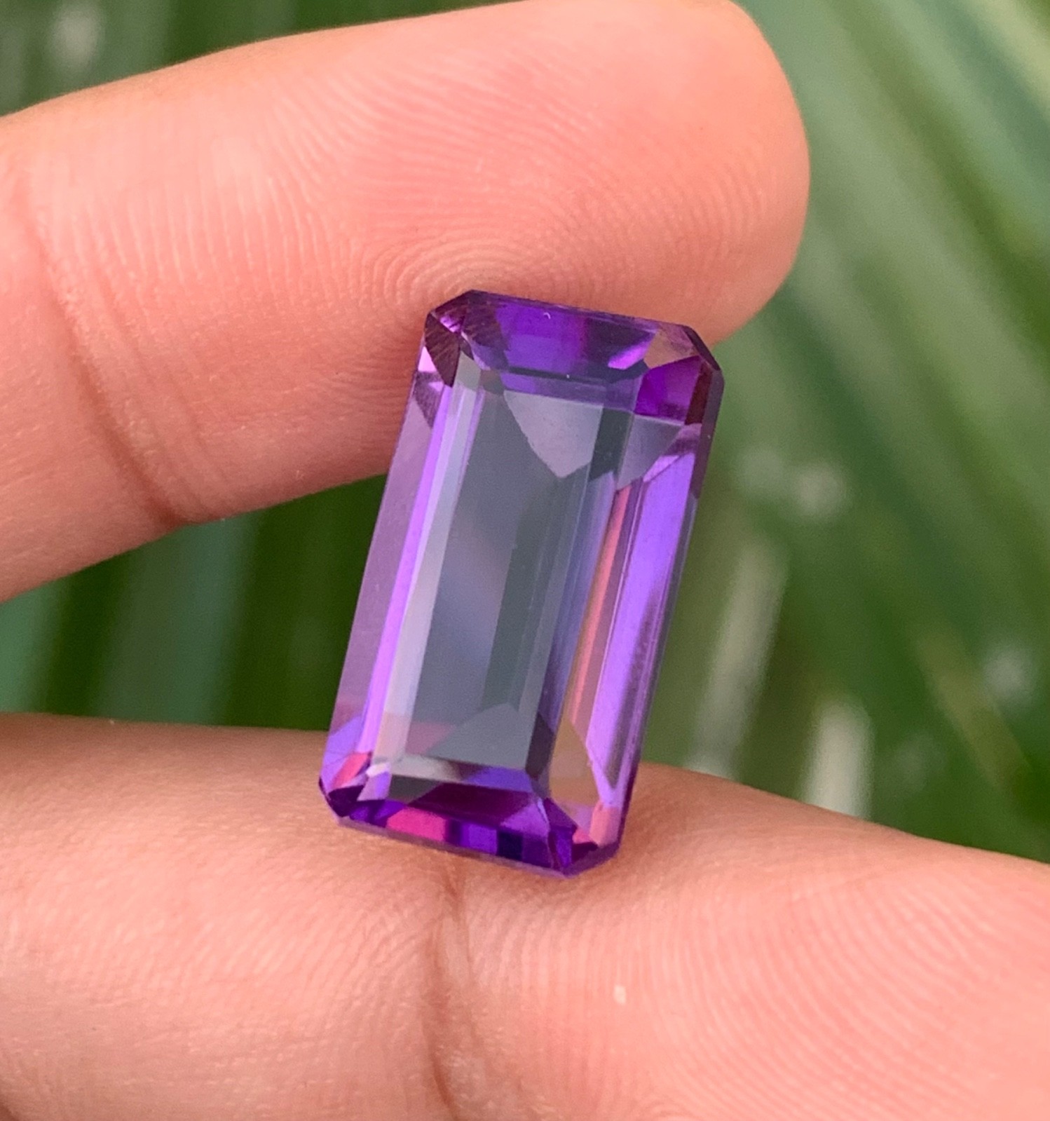 17 Carats Purple Loupe Clean Amethyst Gemstone from Africa.