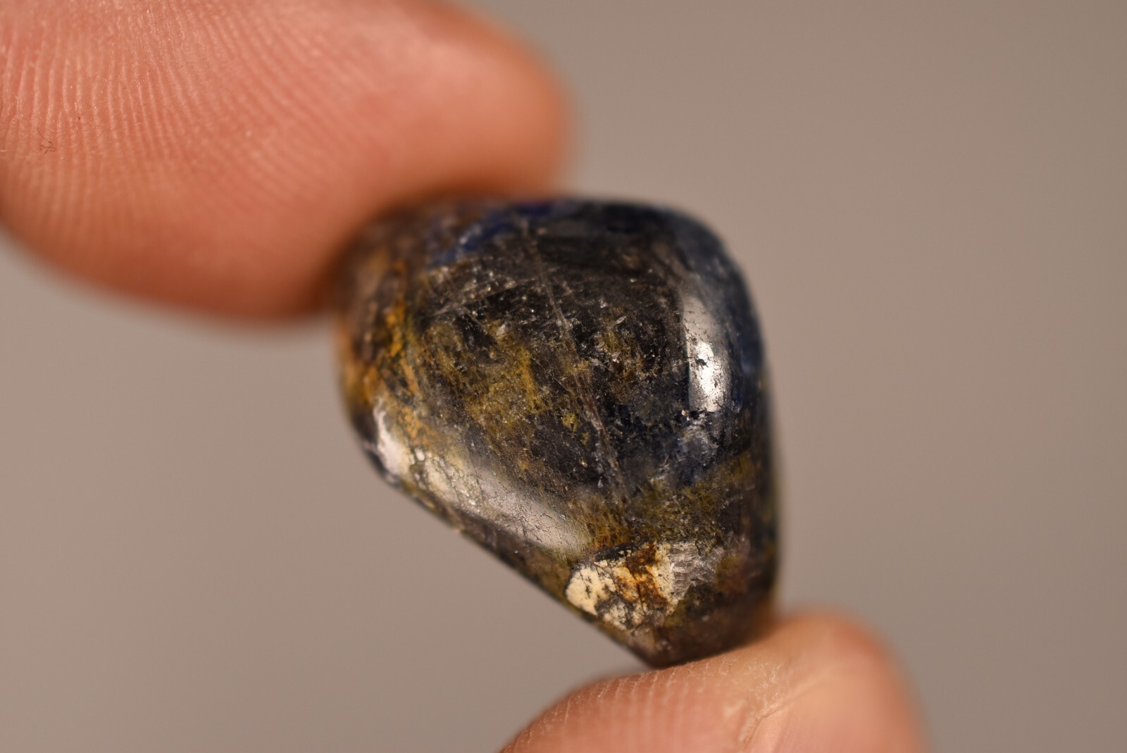 *SAPPHIRE* Tumbled Stone 2.3cm 10.4g Natural Polished Healing Crystal