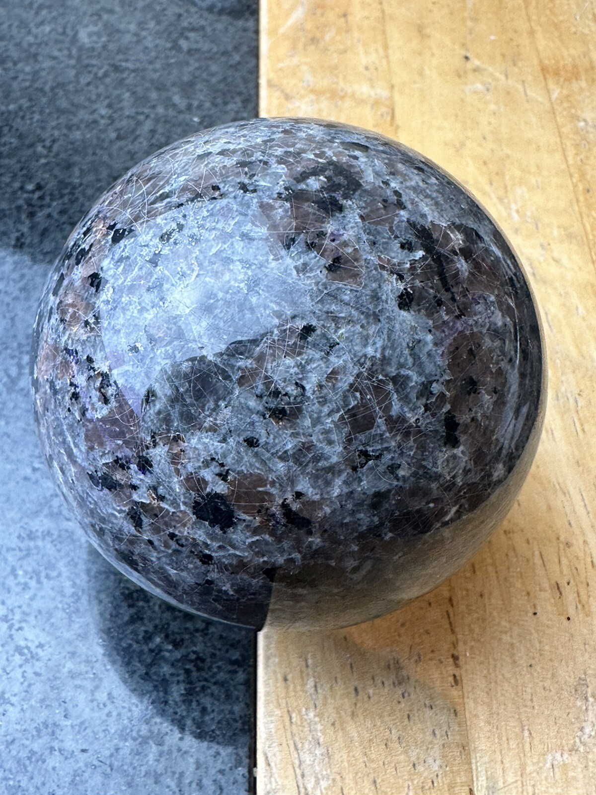 Yooperlite Sphere Orb UV Reactive Natural Crystal Gemstone 400g 6.6cm Y2