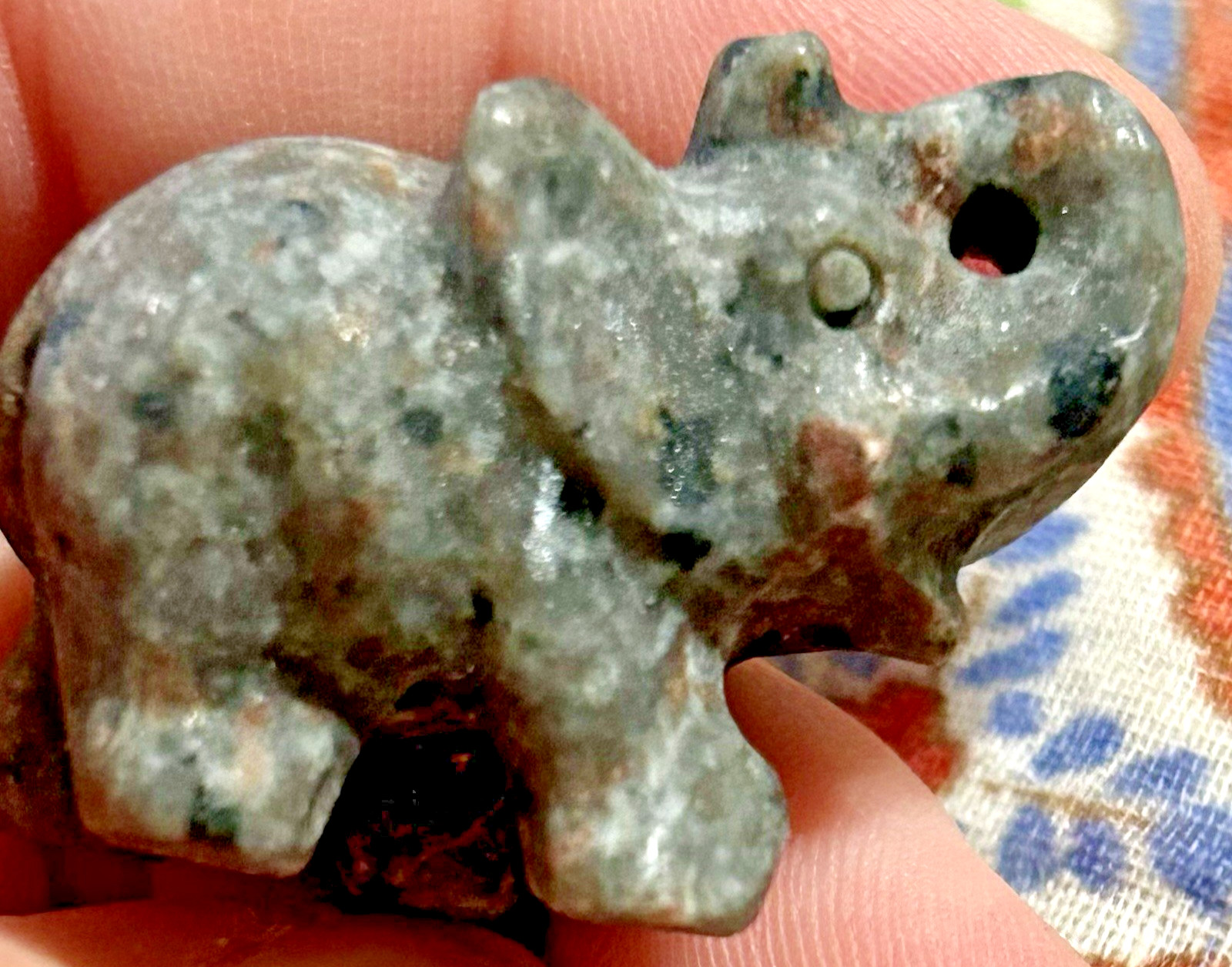 Yooperlite Uv Reactive Elephant Crystal Carving Natural Stone
