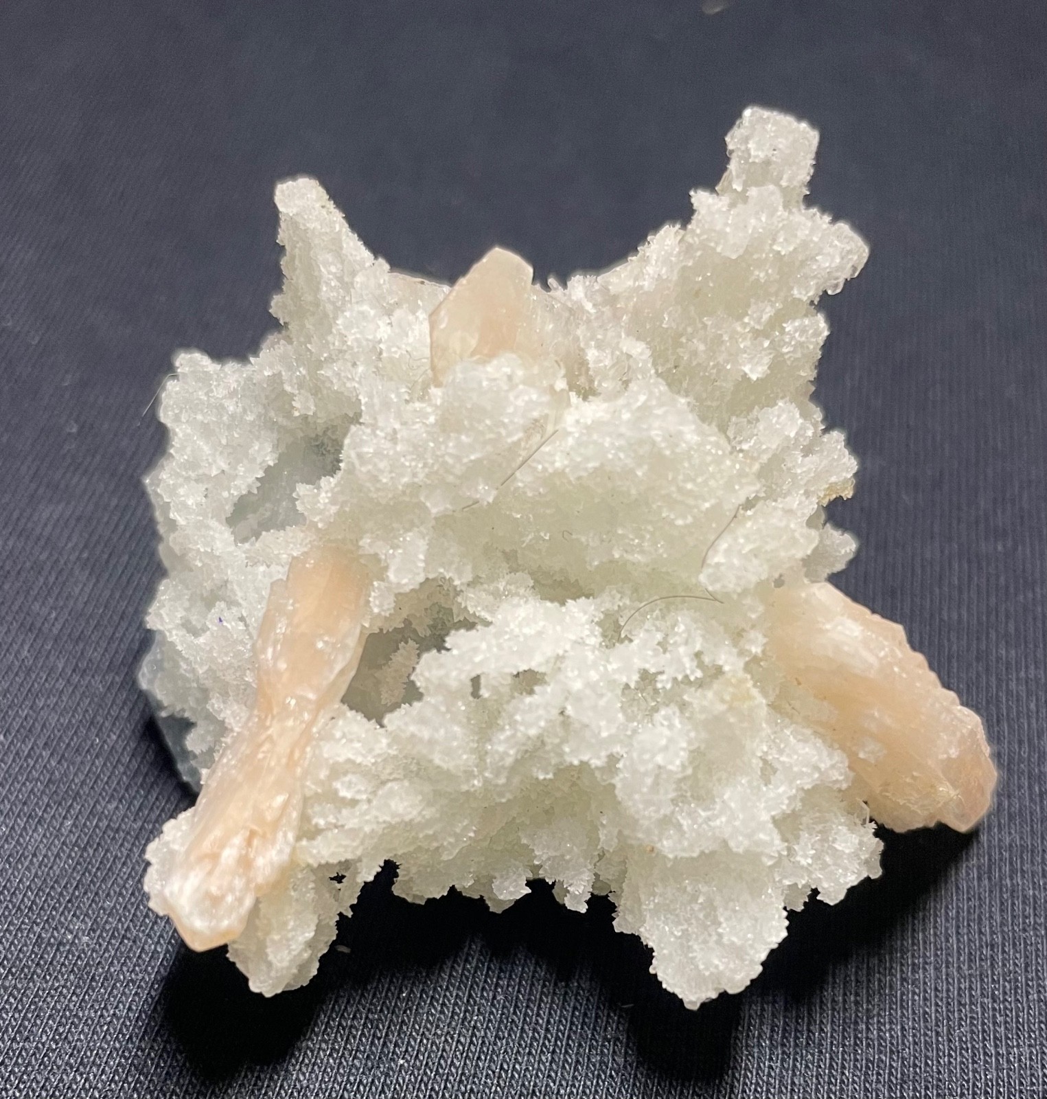 Natural stilbite in lustrous arogonite crystal mineral stone 43 gr 4.45.5×4 cm