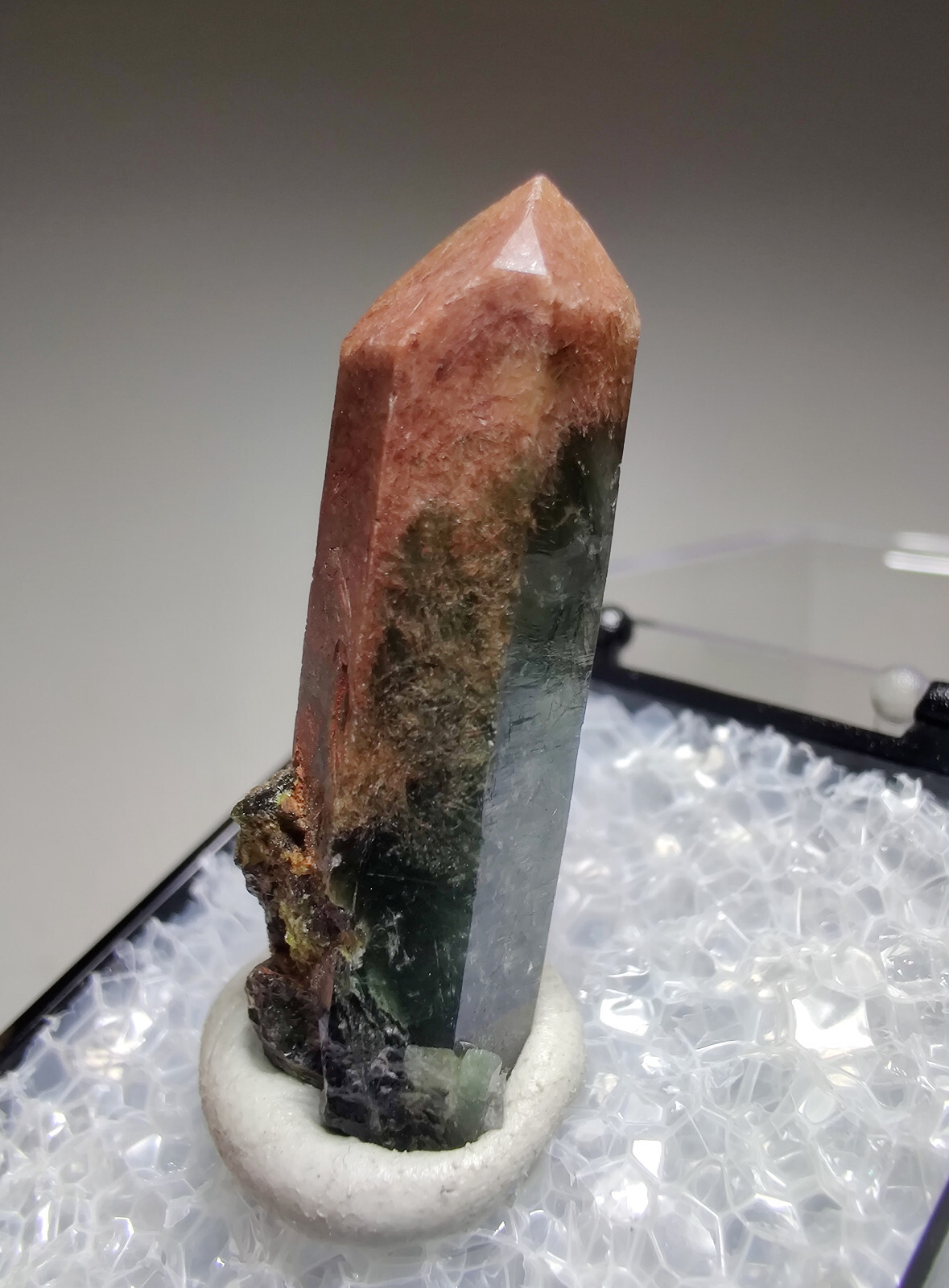 Epidote included Quartz crystal. Balochistan, Pakistan. 3 cm.