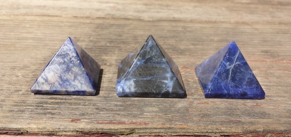 NATURAL SODALITE MEDIUM GEMSTONE PYRAMID 27-30mm