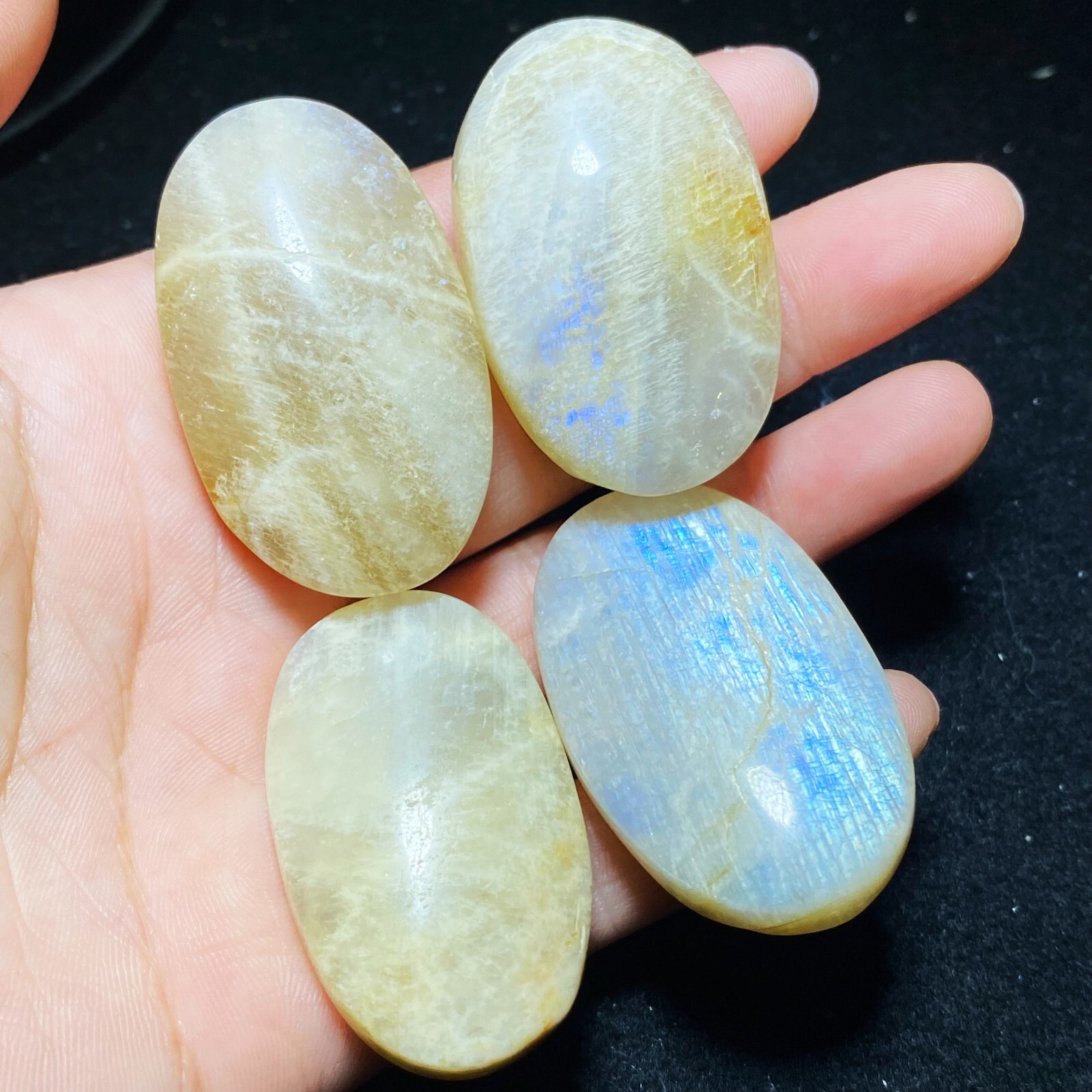 4pcs Natural Blue Flash Sable Moonstone Palm Gem Healing D1031
