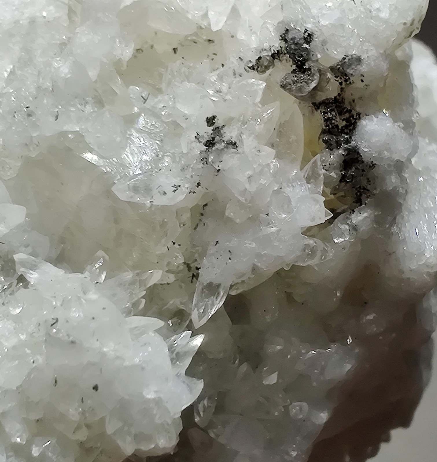 Calcite crystal specimen, fluorescent. Kentucky. 77 grams.