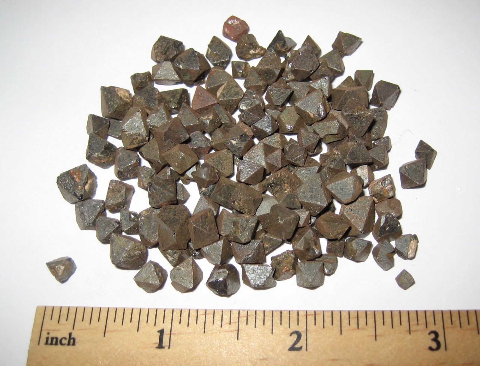 PILE TINY NATURAL ROUGH 0.2″- 0.3″ MAGNETITE CRYSTAL MINERALS FROM BRAZIL 58g *2