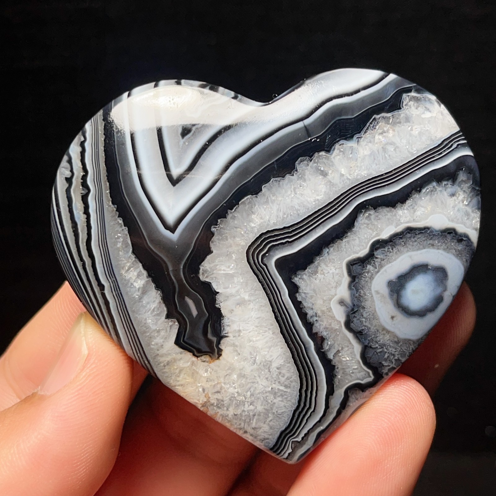 TOP 95G Natural Polished Silk Banded Agate heart-shaped Madagasca L8222