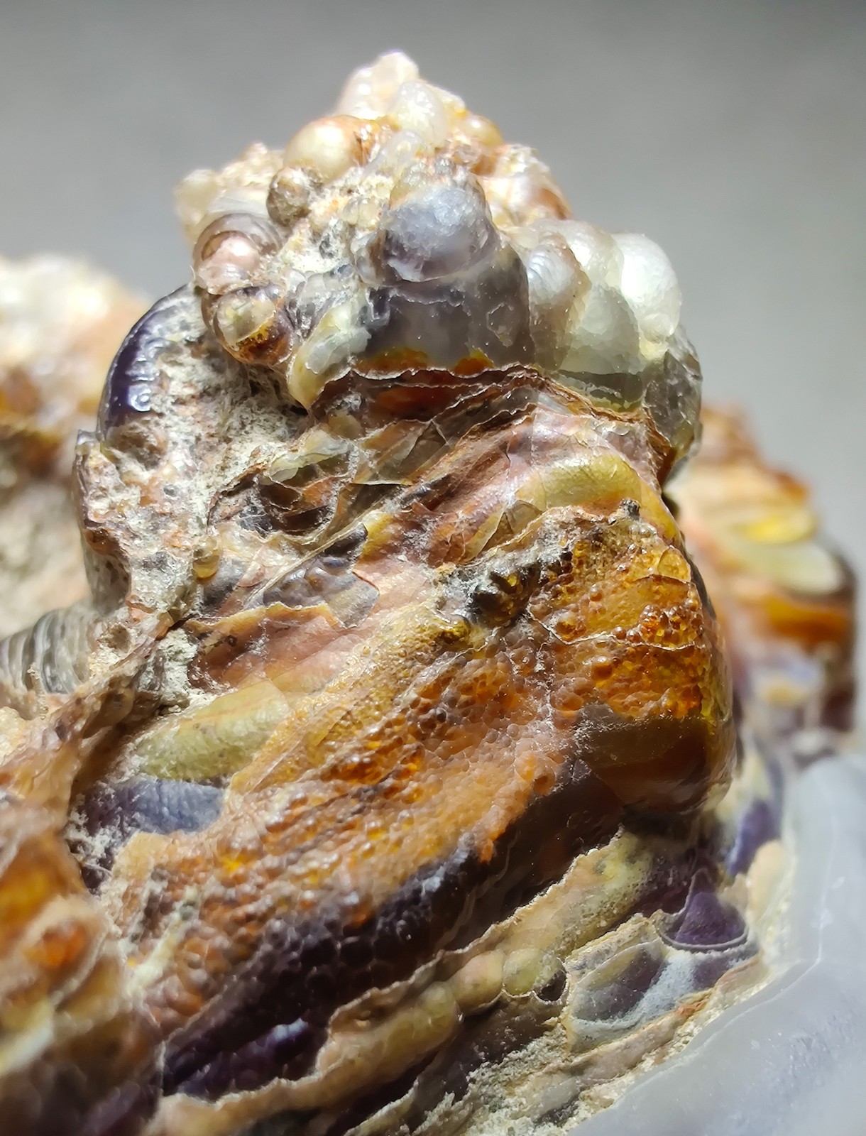 Fire Agate-Chalcedony, fluorescent. Aguascalientes, Mexico. 93 grams.