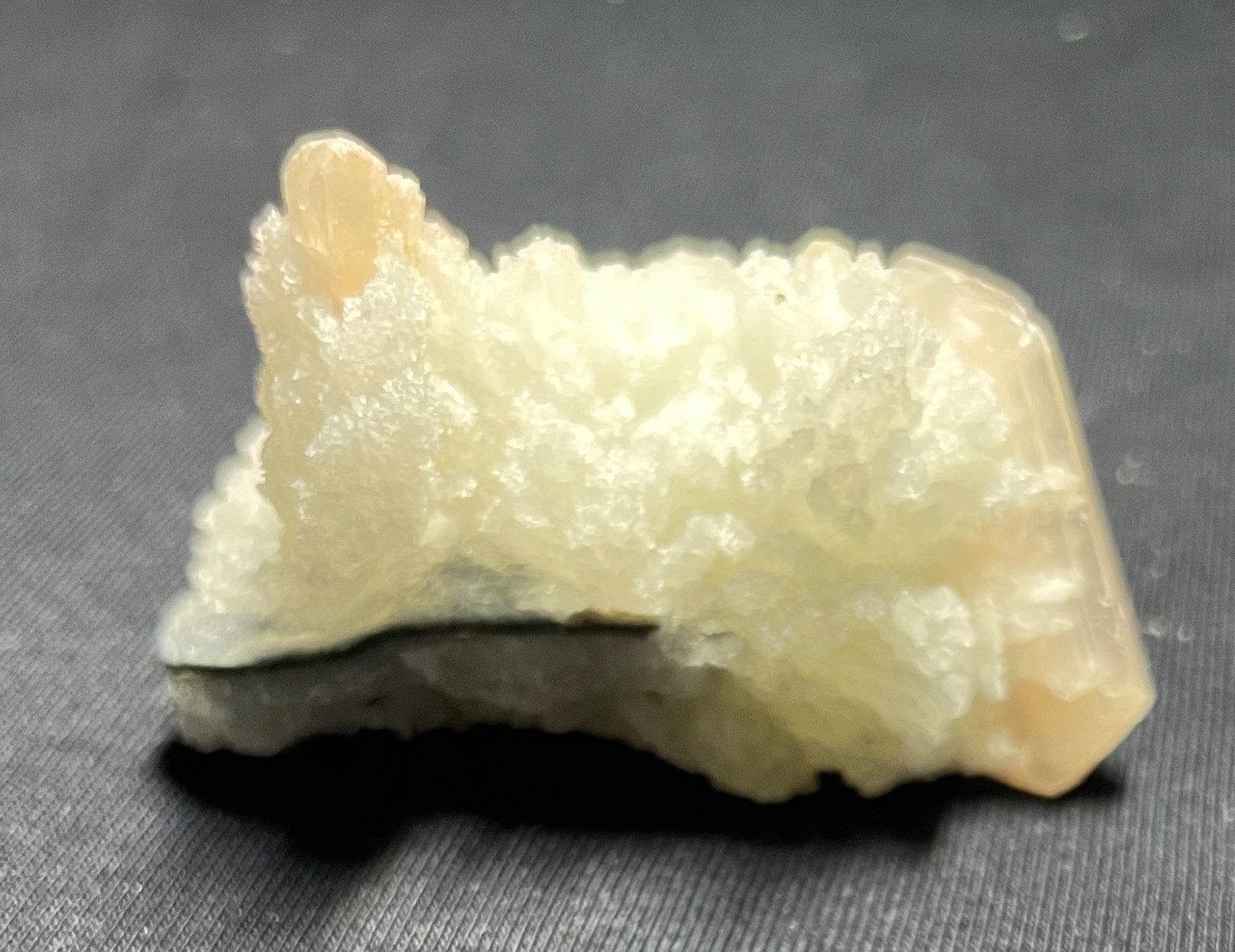 Natural stilbite in lustrous arogonite crystal mineral stone 43 gr 4.45.5×4 cm