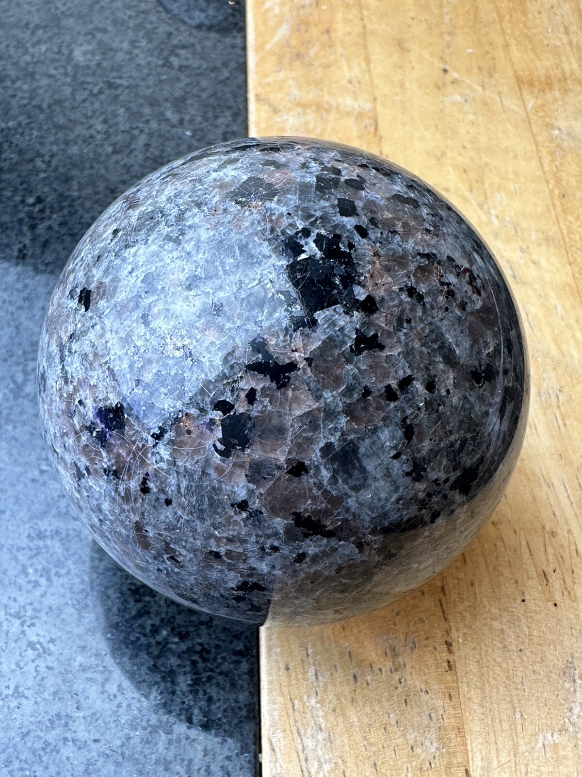 Yooperlite Sphere Orb UV Reactive Natural Crystal Gemstone 400g 6.6cm Y2