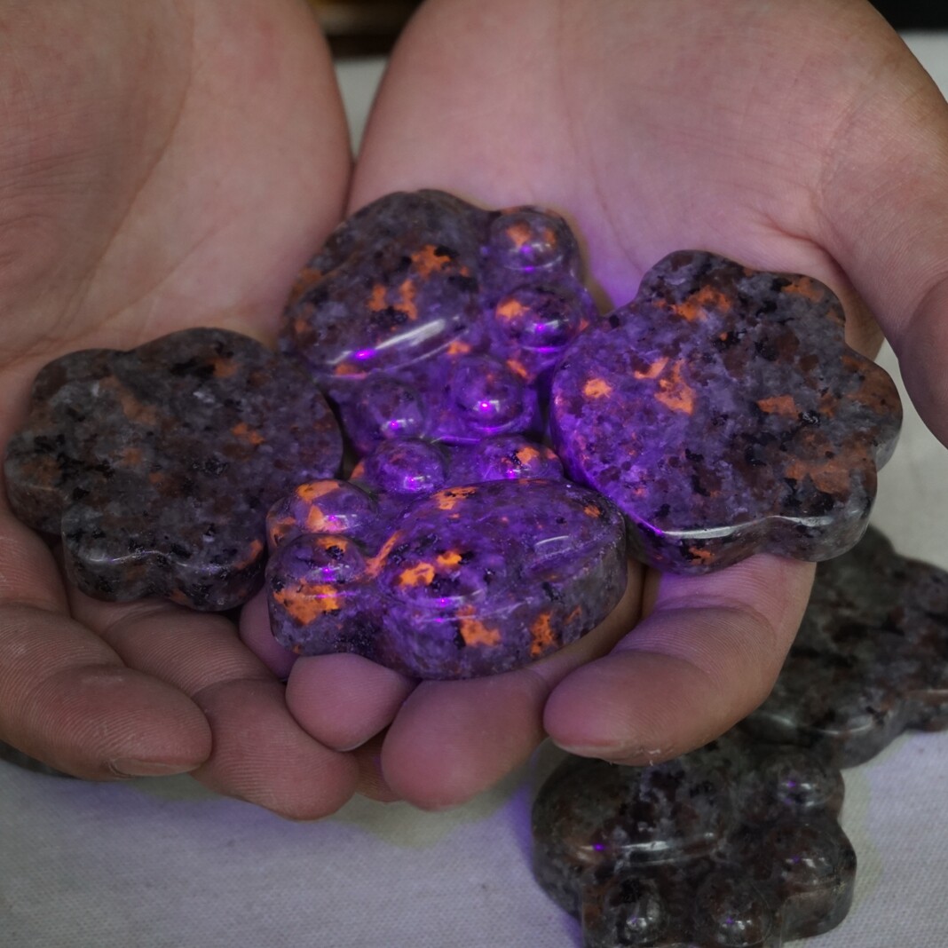10Pcs Yooperlite Fire Stone Crystal Cat Claw Flashing Flame Under Ultraviolet