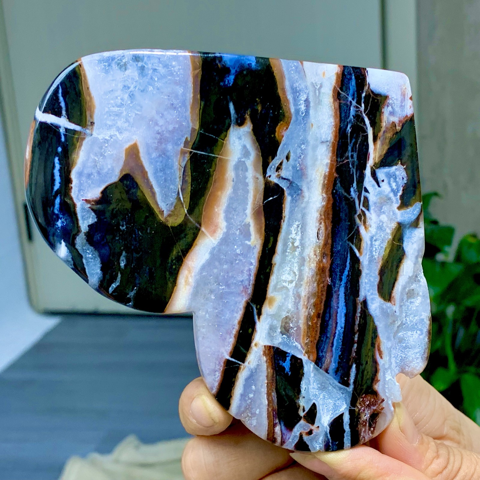 289G Natural black/brown Stripe agate heart-shaped Crystal mineral
