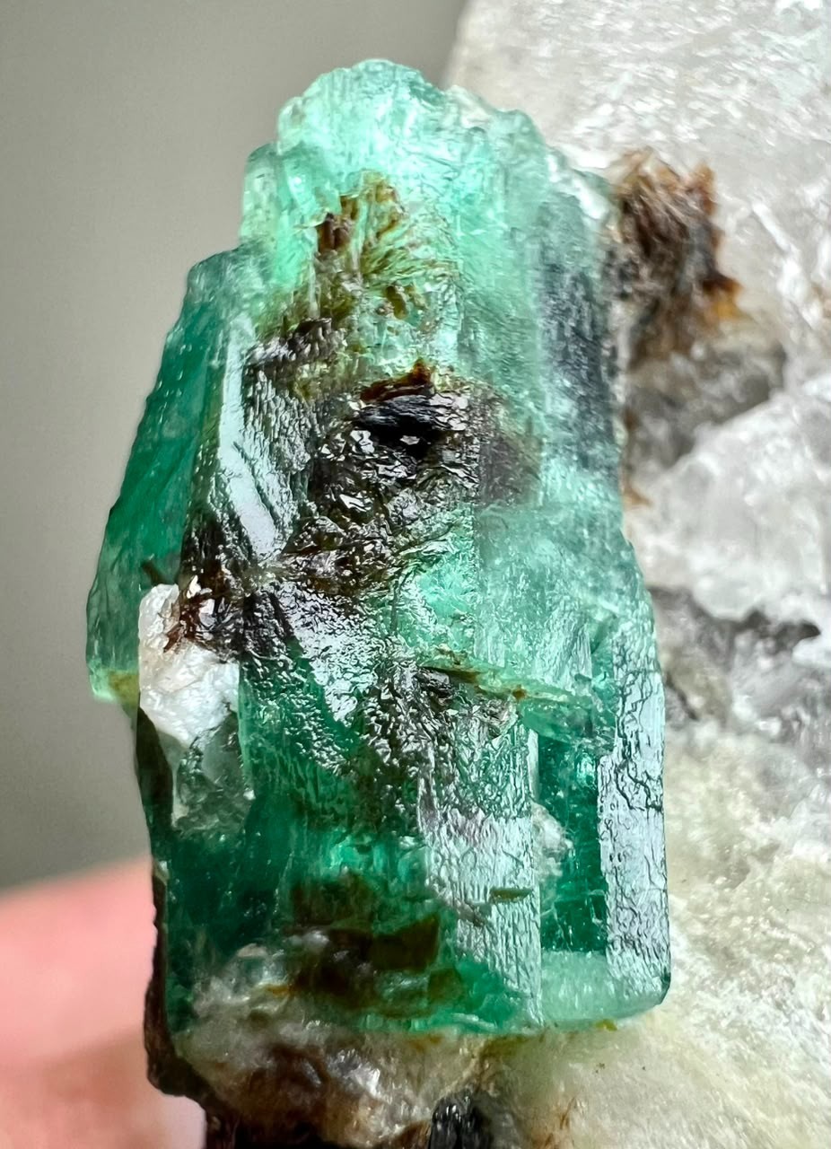 683CT, Top Green Full Terminated Natural Emerald Crystals on quartz with Mica PK