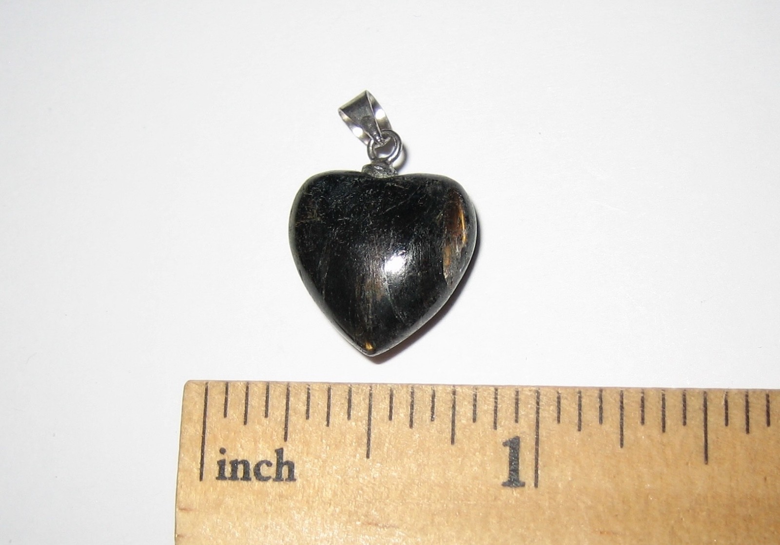 15mm RARE! POLISHED NATURAL AUTHENTIC NUUMMITE STONE HEART PENDANT GREENLAND *3