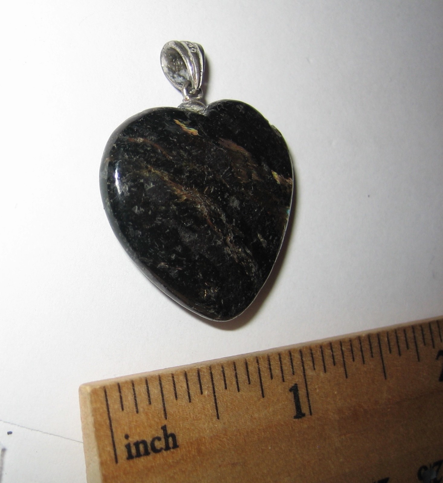 25mm RARE! POLISHED NATURAL AUTHENTIC NUUMMITE STONE HEART PENDANT GREENLAND *1