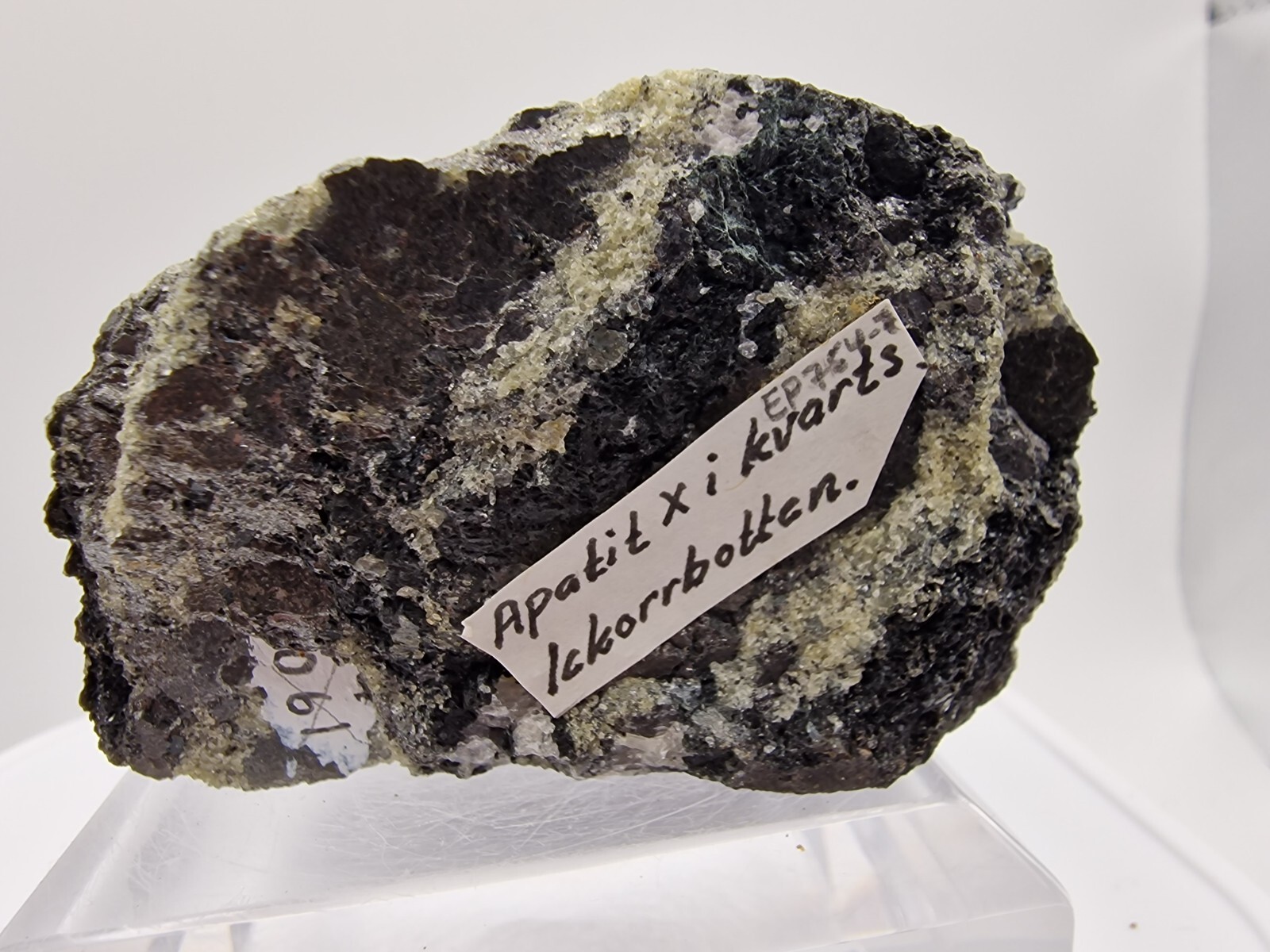 Apatite on Quartz From Ickorbotten Mine , Ludvika , Kopparbergs län , Sweden