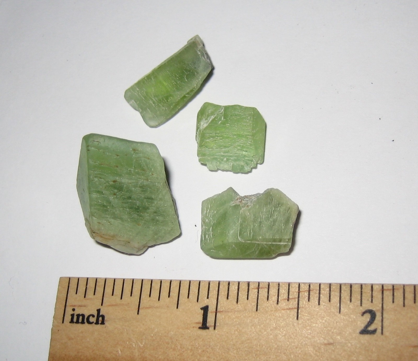 4 SMALL RARE NATURAL 0.4″- 0.75″ A GRADE PERIDOT CRYSTALS FROM PAKISTAN 10.3g *4
