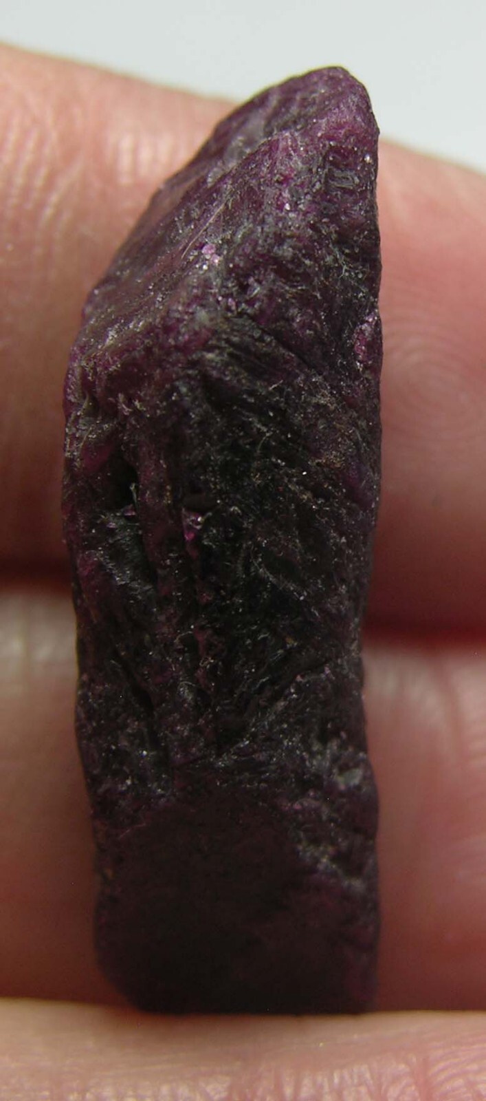 33.60ct India Natural Fluorescent Dark Red Raw Dogtooth Ruby Crystal 6.70g 30mm