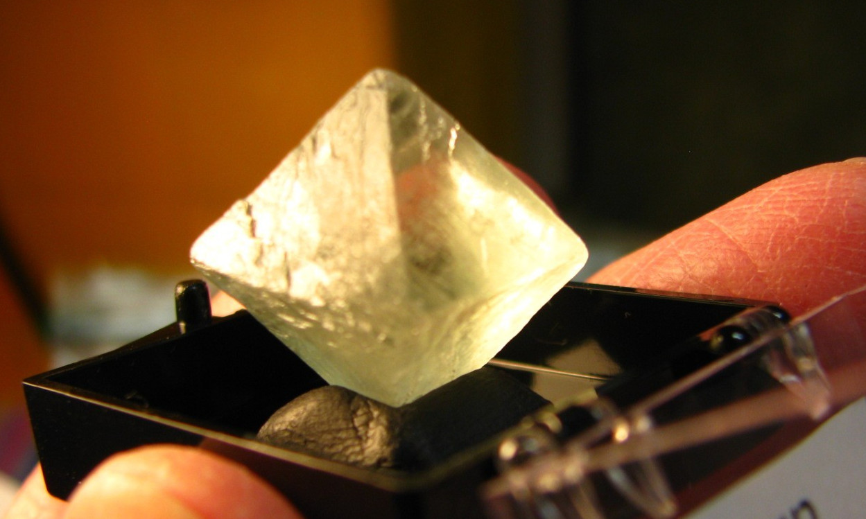 44ct GREEN OCTAHEDRON FLUORITE THUMBNAIL .9x.9x.9inch DE’AN JIANXI CHINA #234