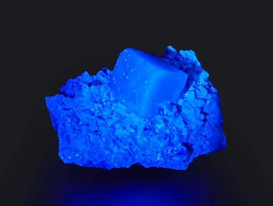 fluorescent FLUORITE crystal on matrix 8,5 x 6,5 x 5,3 cm from CHINA 12688