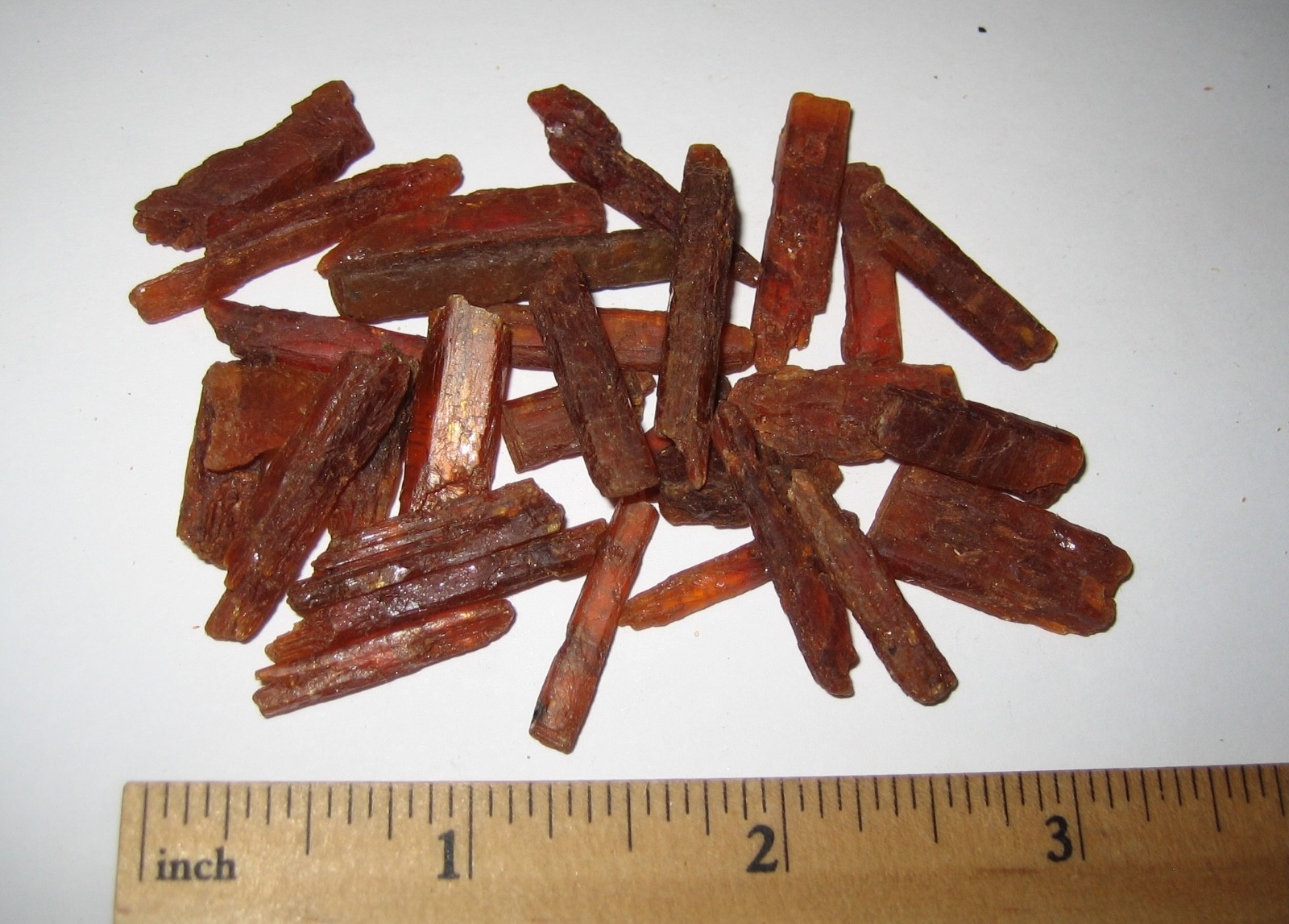 30 SMALL RARE NATURAL 0.5″- 1.2″ ORANGE KYANITE CRYSTALS TANZANIA ~ 40.6grams *3