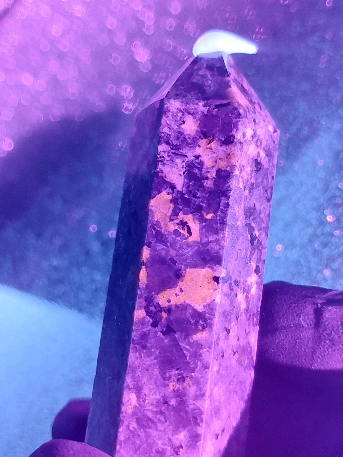 Yooperlite Crystal Tower Point 93g | UV REACTIVE | Protection + FREE GIFT 🎁
