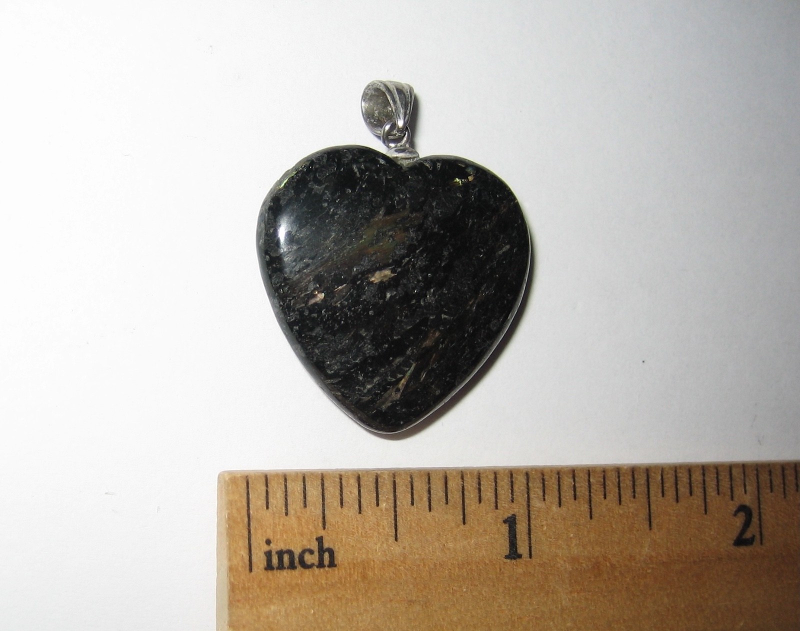 25mm RARE! POLISHED NATURAL AUTHENTIC NUUMMITE STONE HEART PENDANT GREENLAND *1