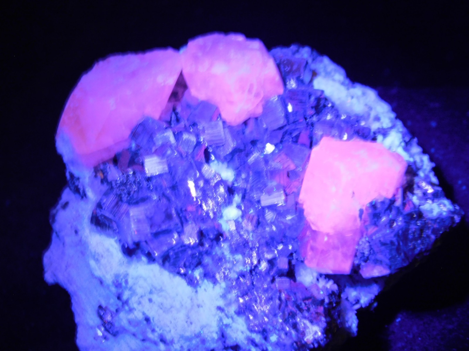 FLUORESCENT Calcite Crystal Cluster with PYRITE Crystal CUBES! Peru 196gr