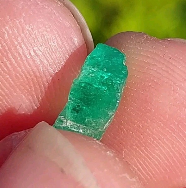 GLOWING EMERALD DOUBLE TERMINATED FROM MUZO MINE, COLOMBIA