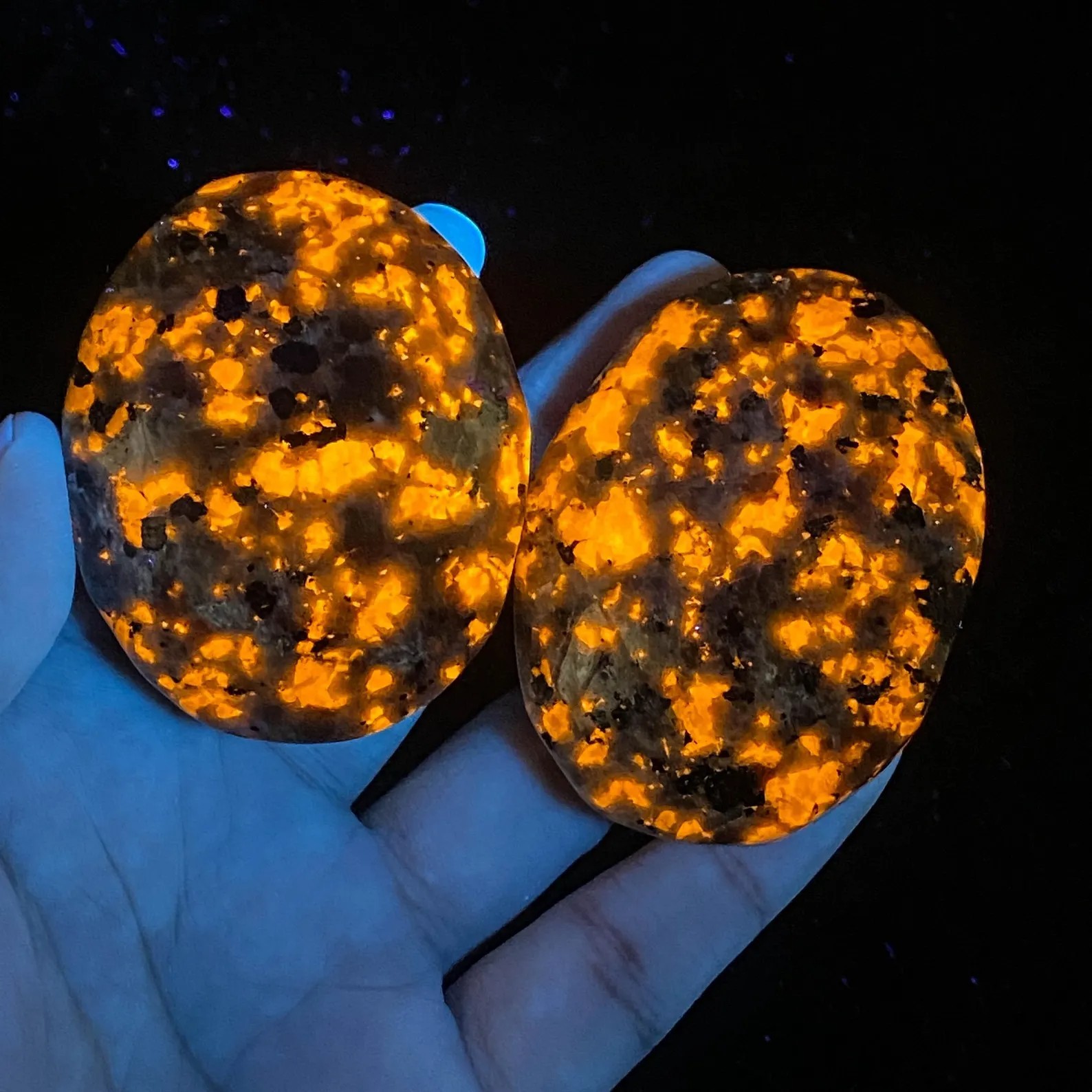 6cm Yooperlite UV Florescent Sodalite Palm Stone Glowing Crystal Decor Gift 1pc