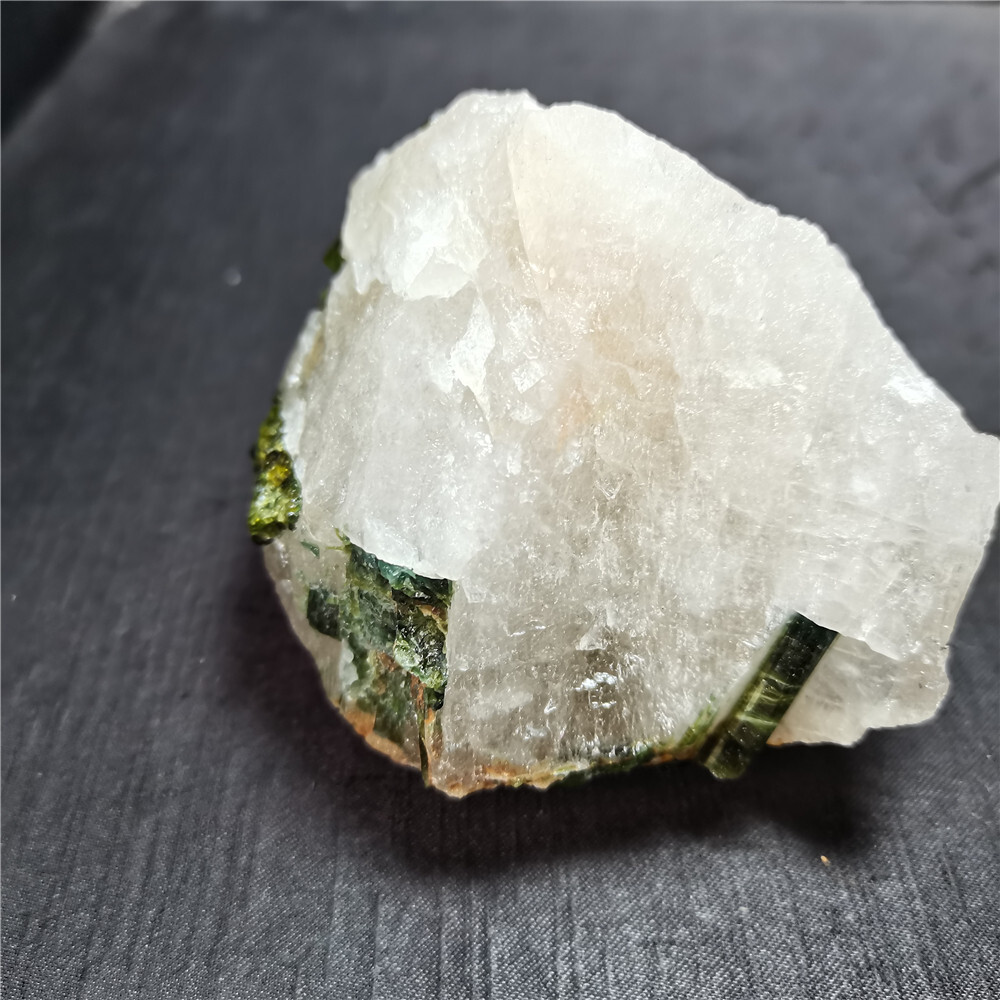 TOP 439 G Natural GreenTourmaline on Quartz Specimens Y14