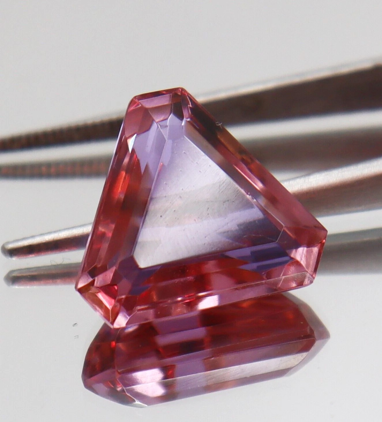 Color Changing Loose Gemstone Certified Natural Alexandrite Trangle Cut