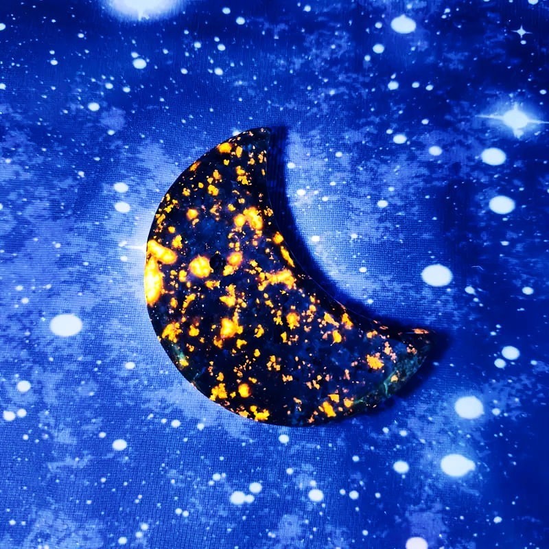 8-9cm Yooperlite Carved Crescent Moon UV Florescent Glowing Crystal Decor Gift