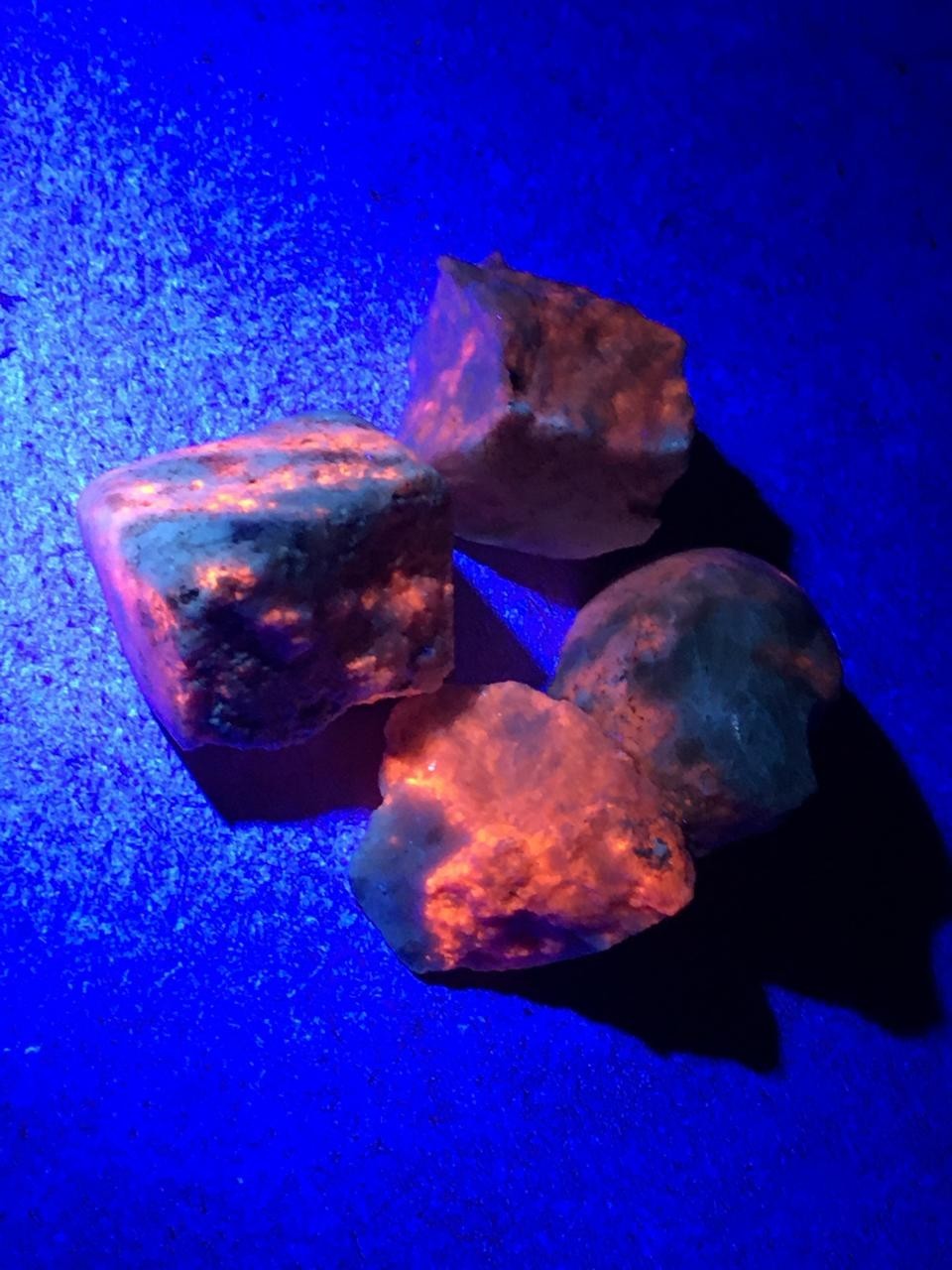 Hackmanite Rough Chips Natural UV Reactive Fluorescent Crystal Mineral 4 Pieces