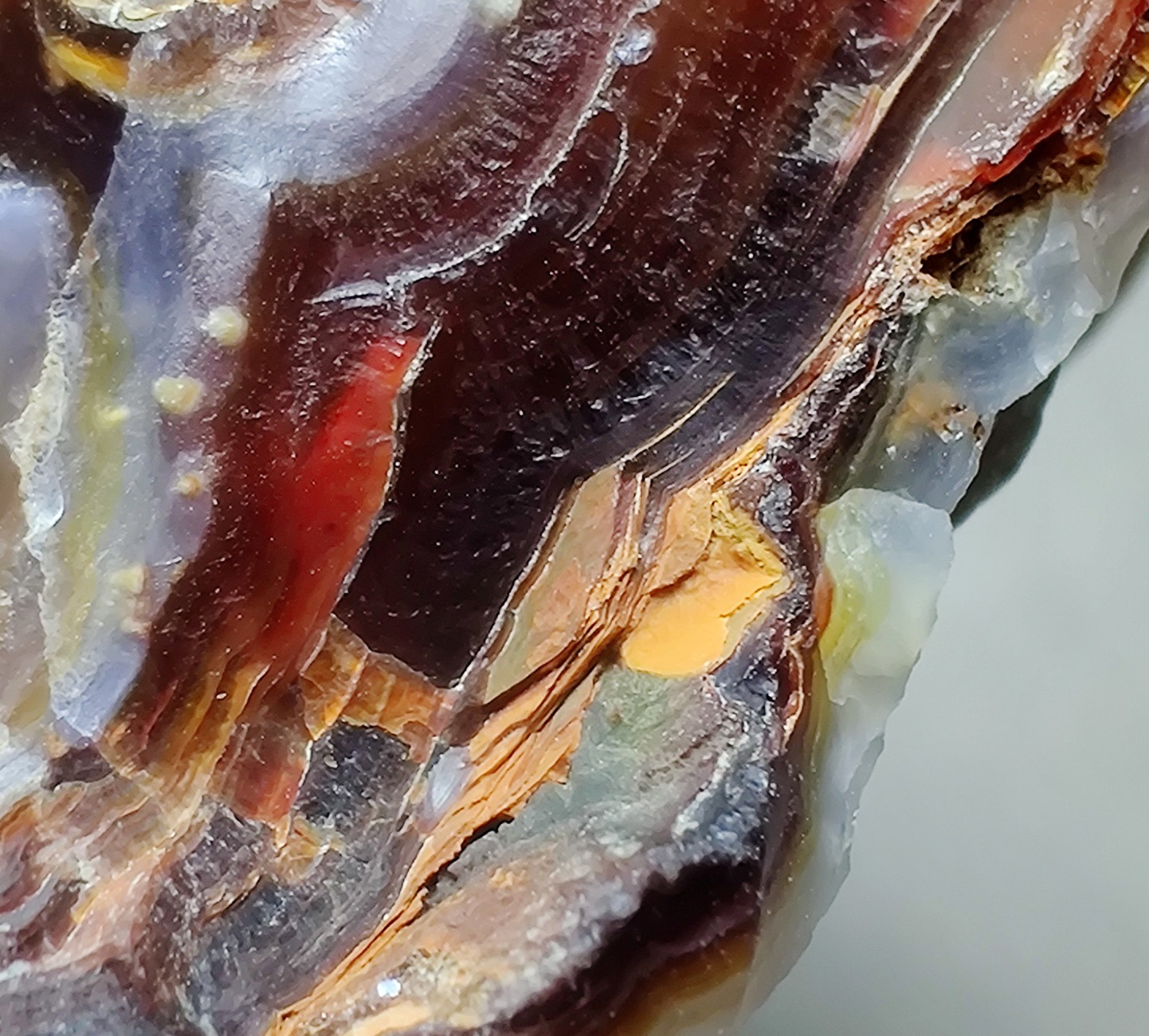 Fire Agate-Chalcedony, fluorescent. Aguascalientes, Mexico. 93 grams.