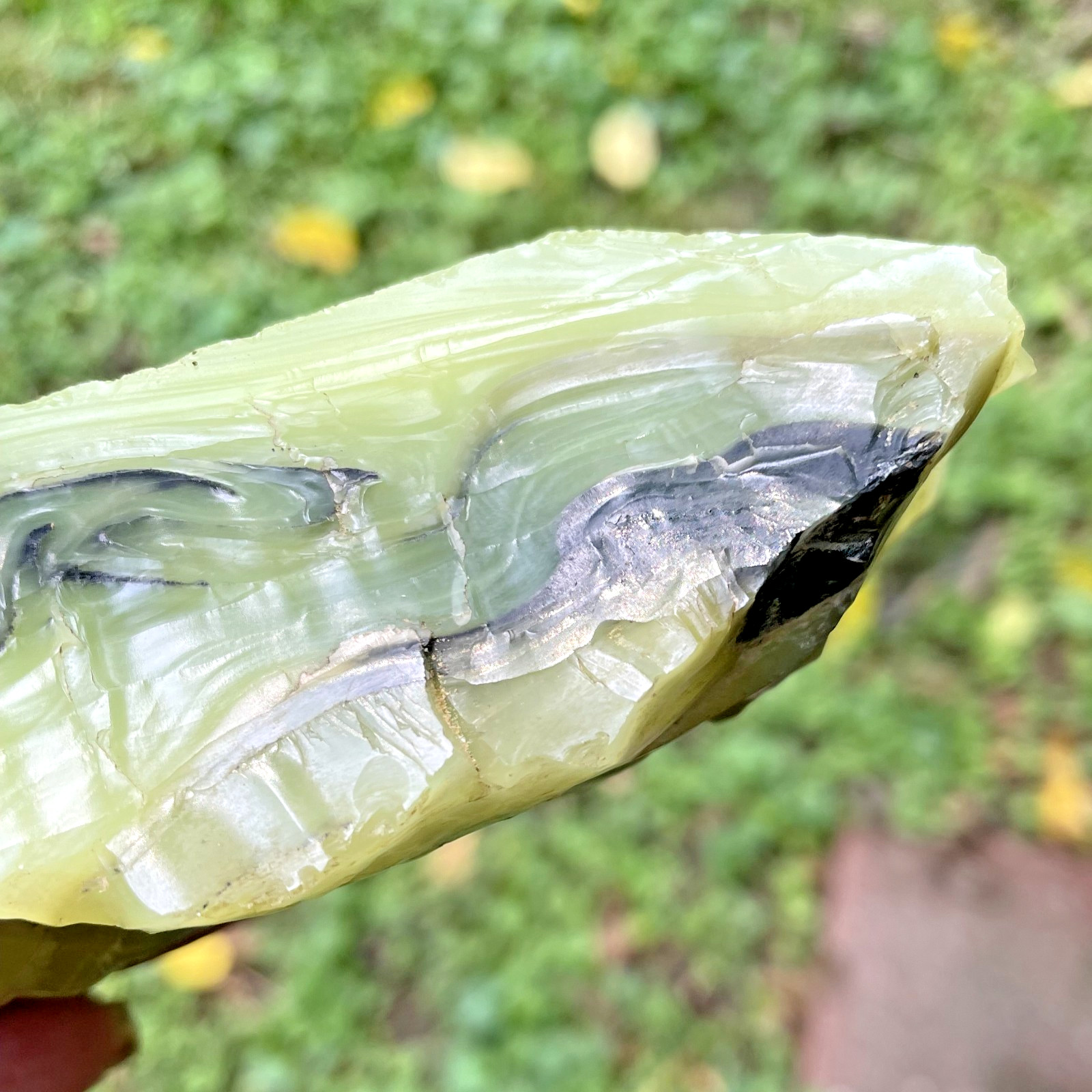 Premium Xiuyan Jade Bowenite Serpentine Mineral – 5″ Apple-Green black matrix