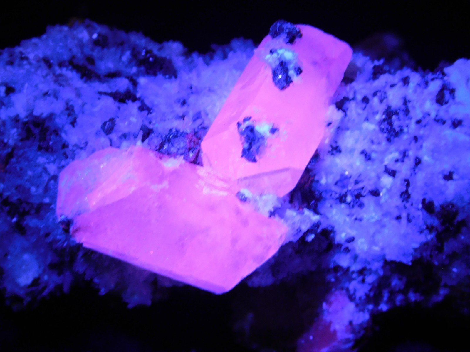 FLUORESCENT Calcite CRYSTAL Cluster on PYRITE with Druzy Quartz Peru 163gr