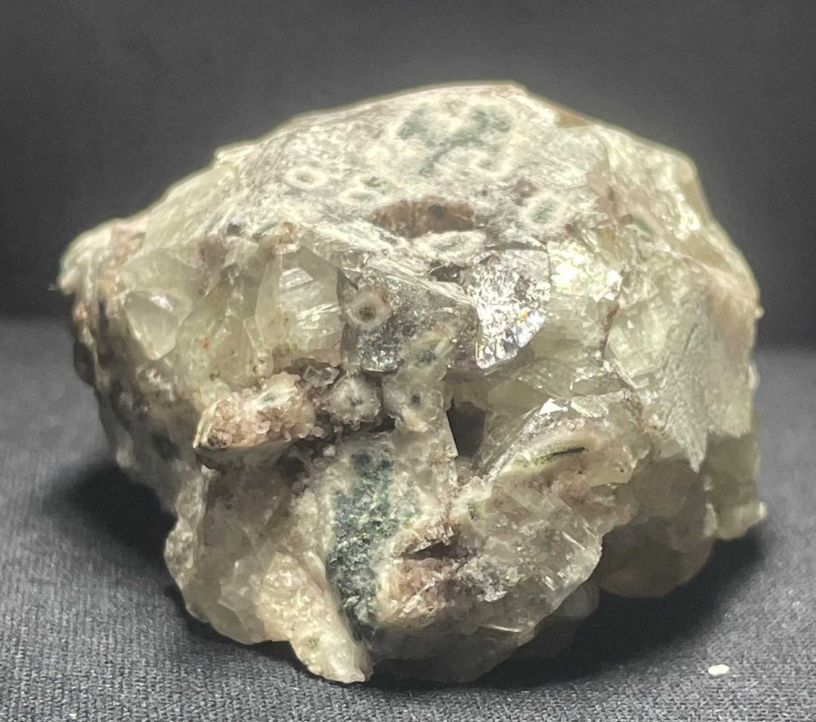 Natural clear Apophyllite in quartz minerals specimen 118gr 7.5x5x4 cm