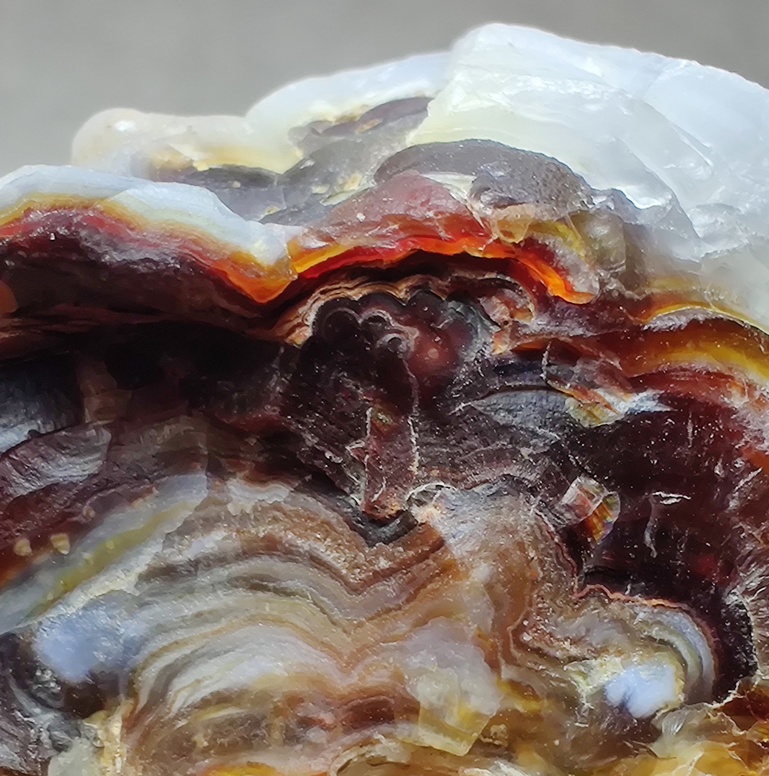 Fire Agate-Chalcedony, fluorescent. Aguascalientes, Mexico. 93 grams.