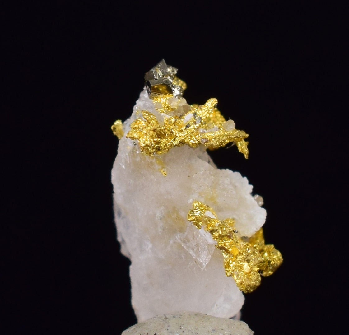 0.6cm UNIQUE NATIVE GOLD INCAS PYRITE PERU QUARTZ THUMBNAIL CRYSTAL LB125