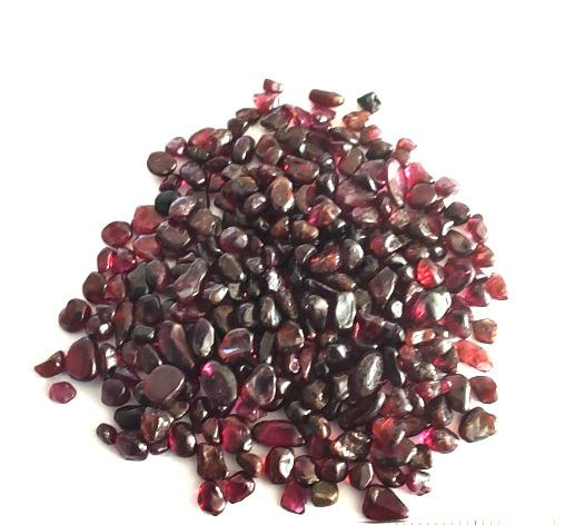 25g Garnet crystal chips – natural small stones mostly 1cm or less & bag