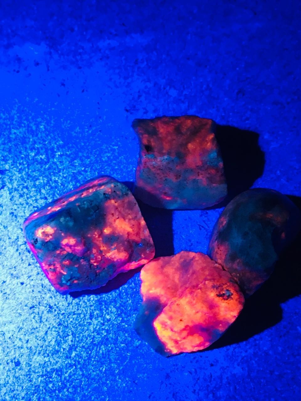 Hackmanite Rough Chips Natural UV Reactive Fluorescent Crystal Mineral 4 Pieces
