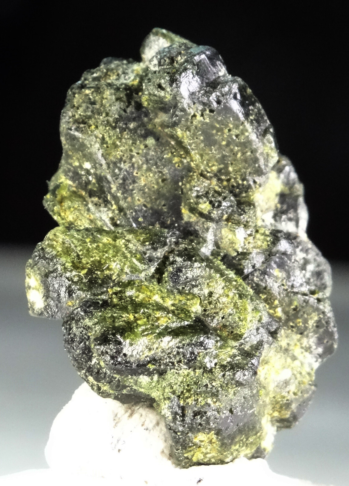 30 CARATS EPIDOTE CRYSTALS CLUSTER PAKISTAN, (VG-30)