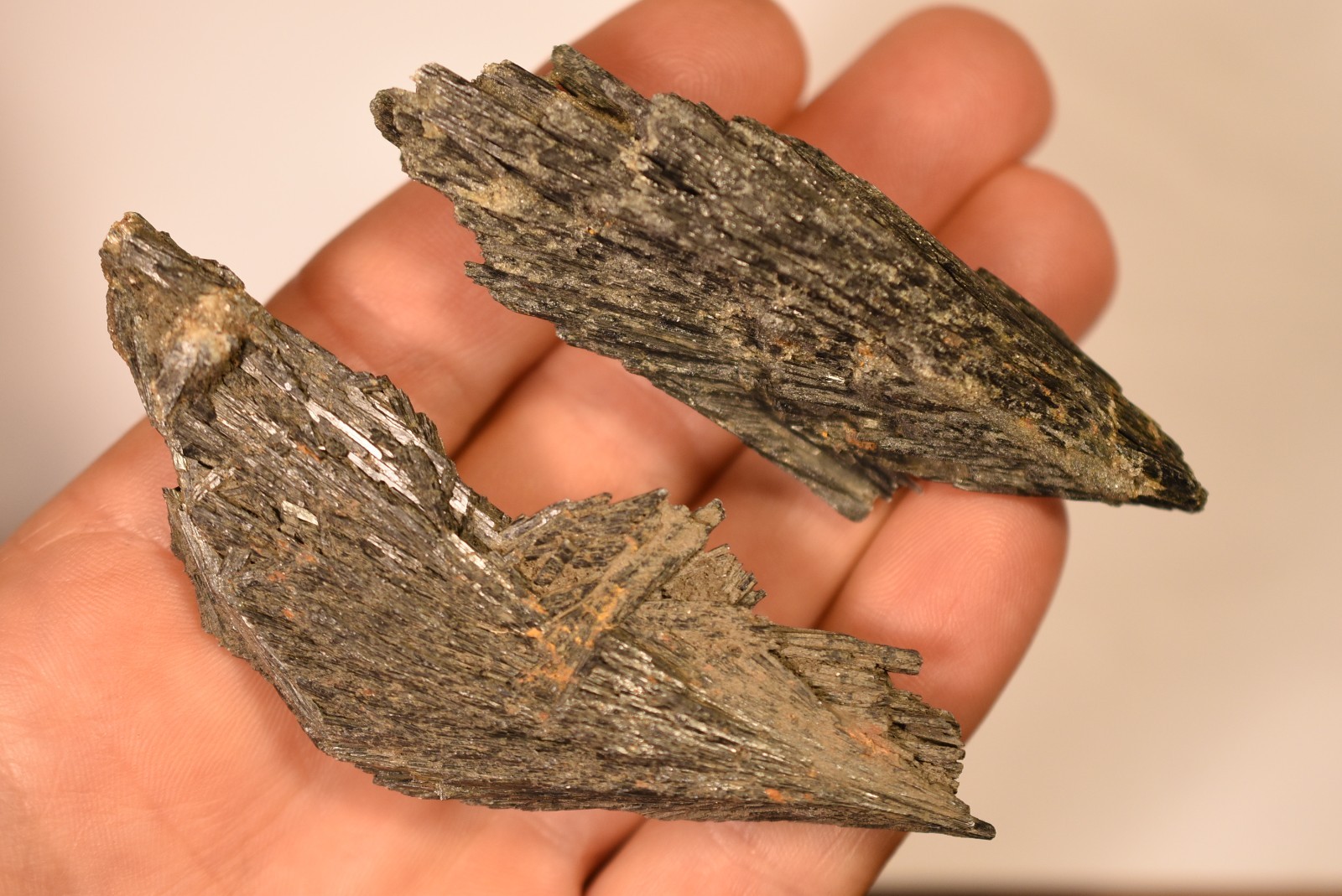 2 *BLACK KYANITE* Crystals 8-9cm 67.6g Natural Stone Grounding Energizing