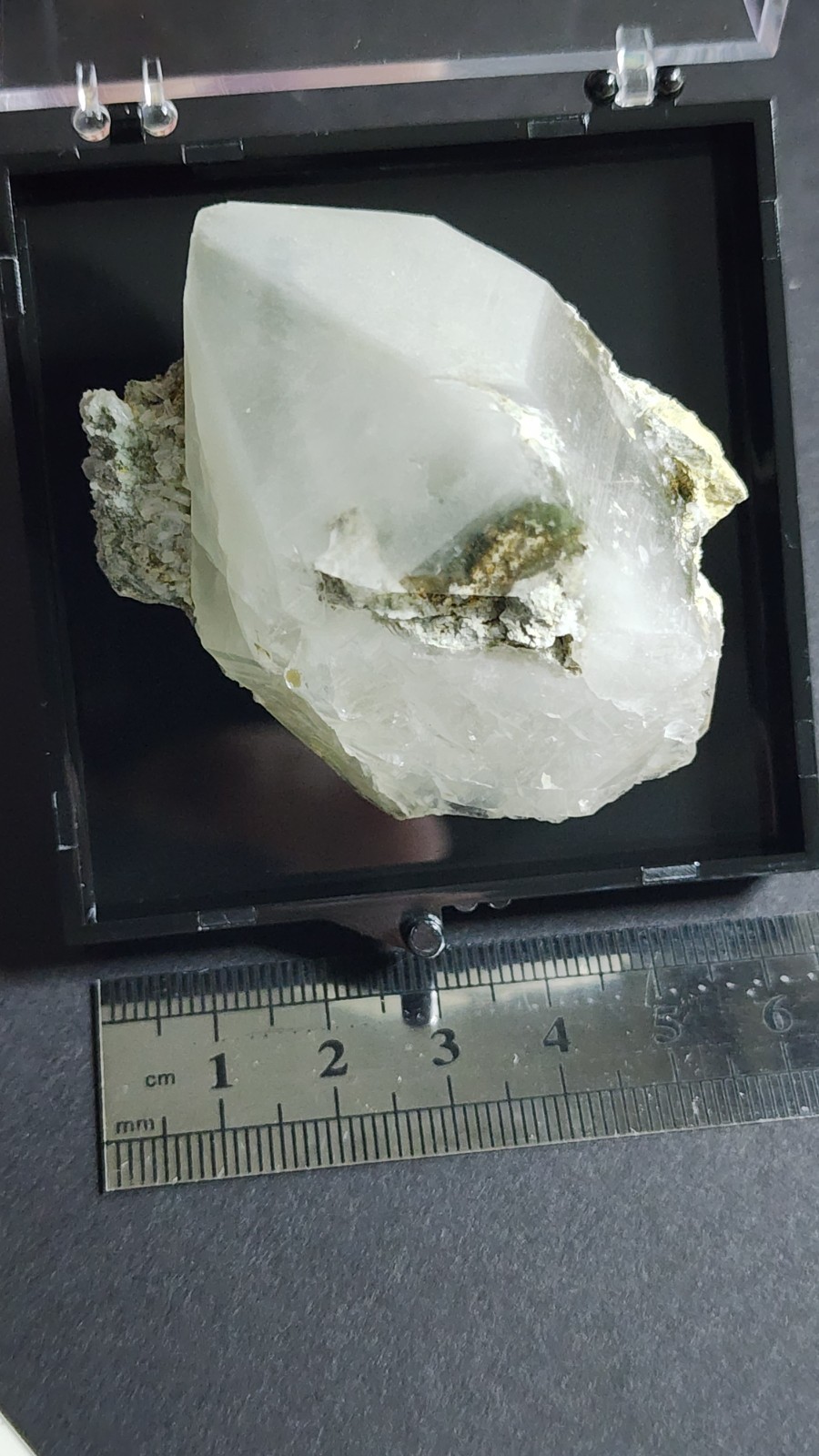 Chlorite included quartz crystal from Oregon