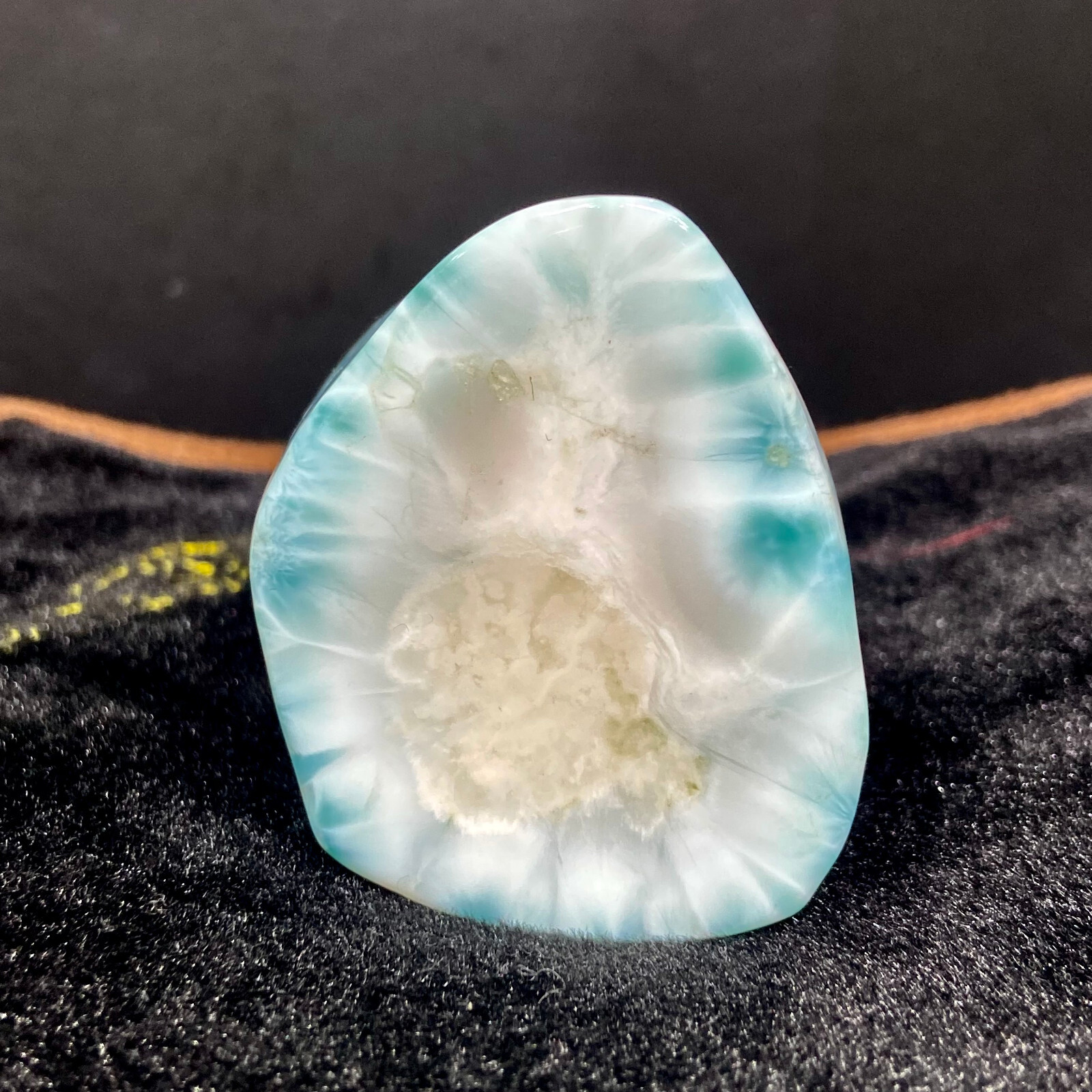 237G sea patterned natural blue textured crystal, Chinese blue Aragon stone